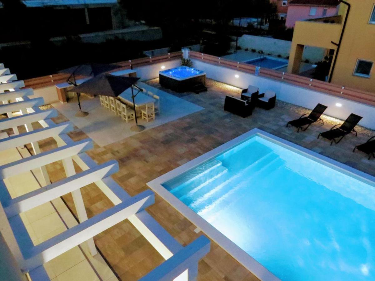 Villa Olivia - New And Modern House With Pool, Souna, Jacuzzi & Playground, Liznjan - Istra المظهر الخارجي الصورة